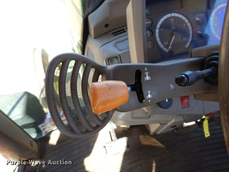 image for item DI8678 2013 John Deere 6105M  tractor