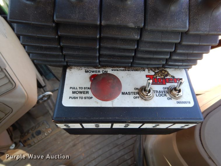 image for item DI8678 2013 John Deere 6105M  tractor