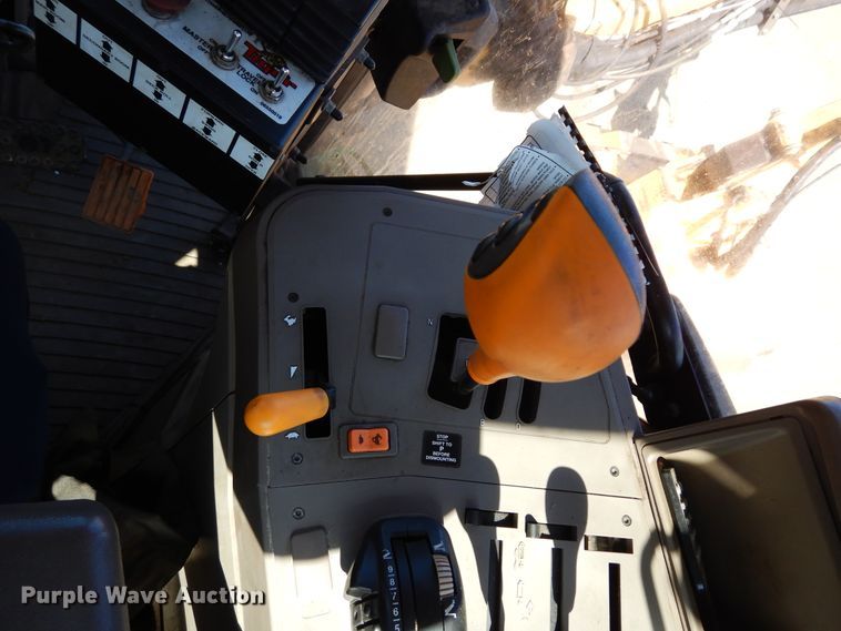 image for item DI8678 2013 John Deere 6105M  tractor