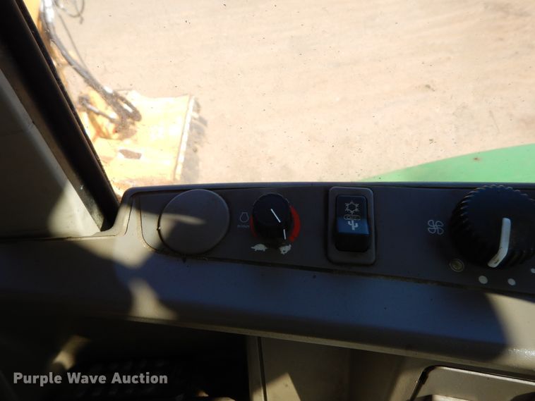 image for item DI8678 2013 John Deere 6105M  tractor