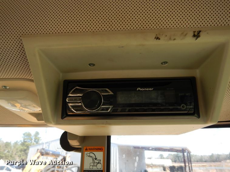 image for item DI8678 2013 John Deere 6105M  tractor