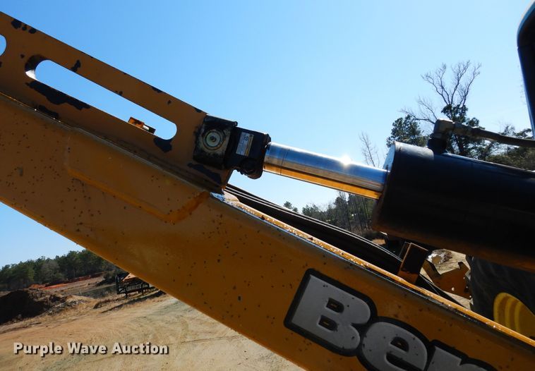 image for item DI8678 2013 John Deere 6105M  tractor