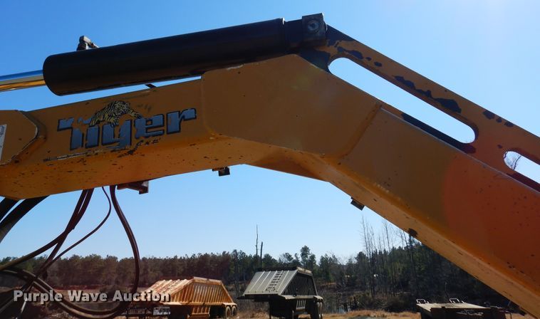 image for item DI8678 2013 John Deere 6105M  tractor