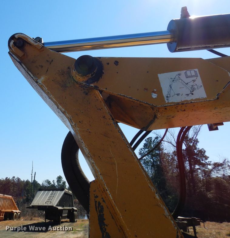 image for item DI8678 2013 John Deere 6105M  tractor