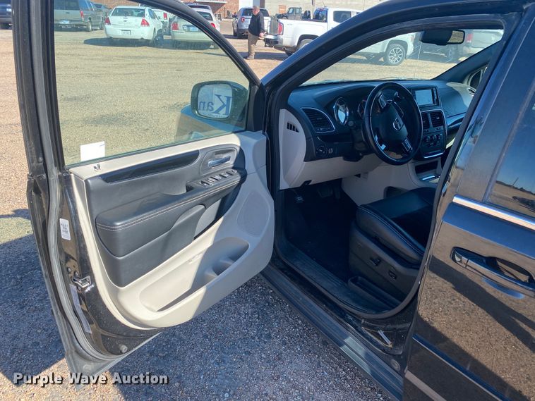 image for item DJ7585 2017 Dodge Grand Caravan  van