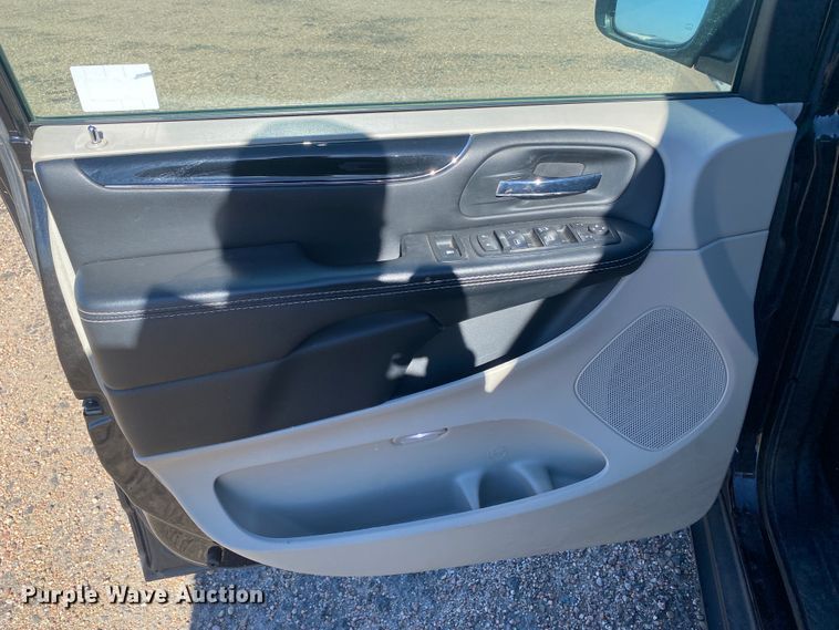 image for item DJ7585 2017 Dodge Grand Caravan  van