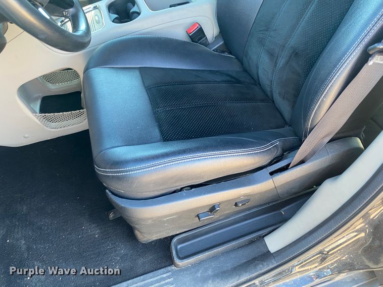 image for item DJ7585 2017 Dodge Grand Caravan  van