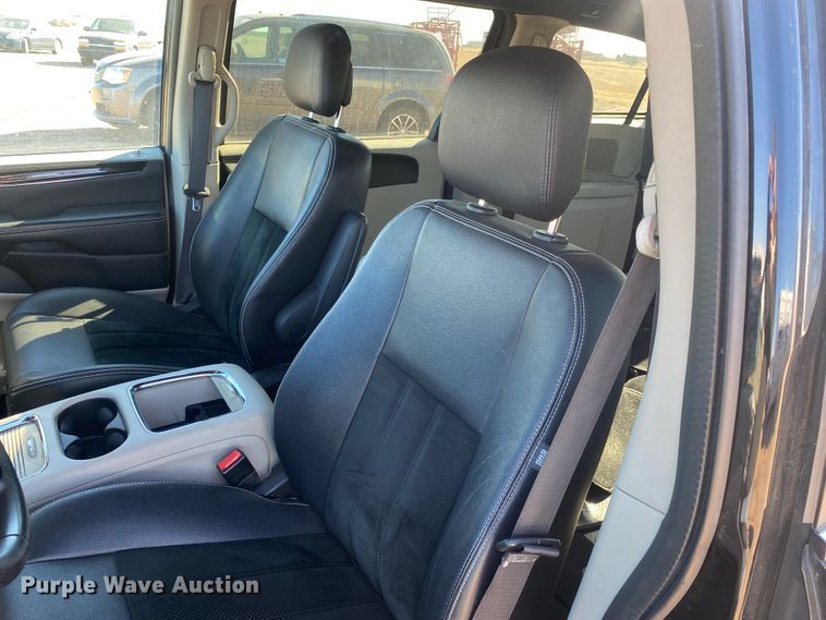 image for item DJ7585 2017 Dodge Grand Caravan  van