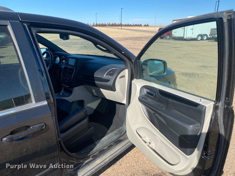 image for item DJ7585 2017 Dodge Grand Caravan  van