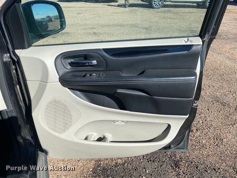 image for item DJ7585 2017 Dodge Grand Caravan  van