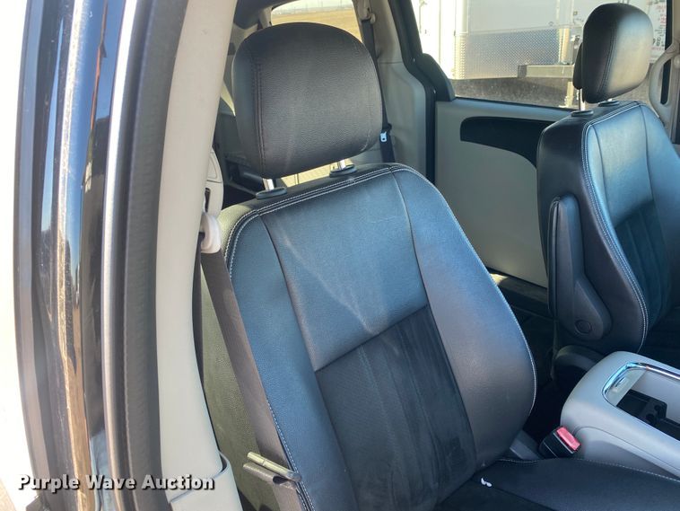 image for item DJ7585 2017 Dodge Grand Caravan  van