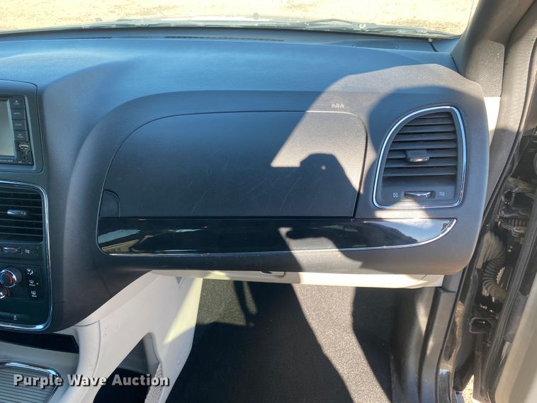 image for item DJ7585 2017 Dodge Grand Caravan  van