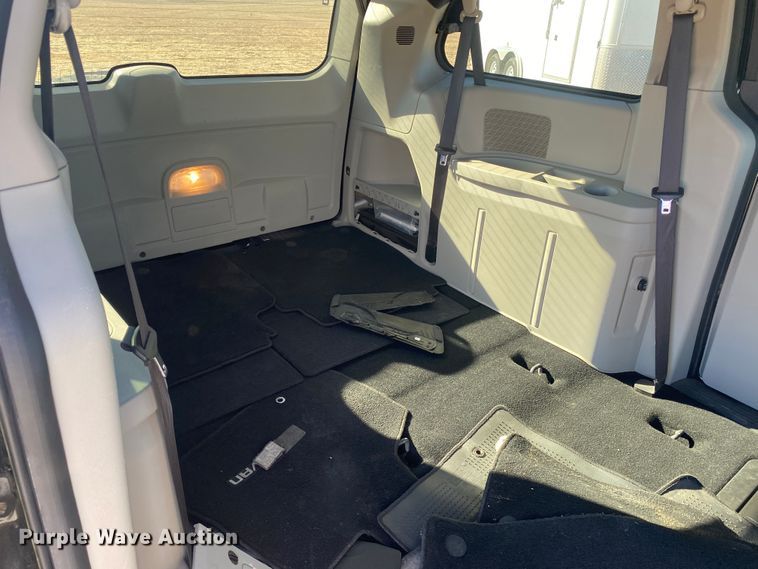 image for item DJ7585 2017 Dodge Grand Caravan  van