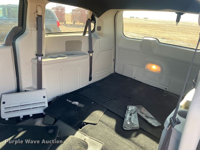 image for item DJ7585 2017 Dodge Grand Caravan  van