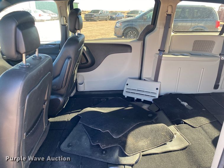 image for item DJ7585 2017 Dodge Grand Caravan  van