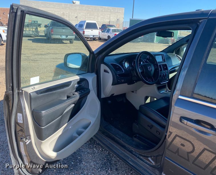 image for item DJ7586 2017 Dodge Grand Caravan  van
