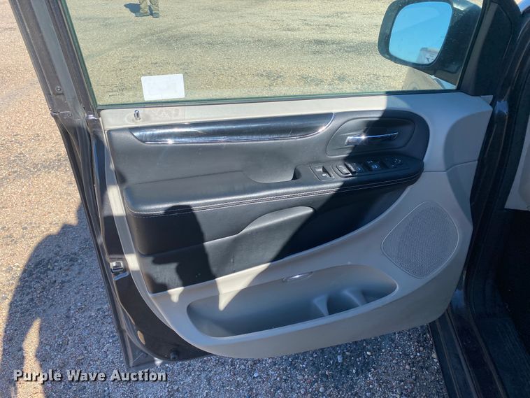 image for item DJ7586 2017 Dodge Grand Caravan  van