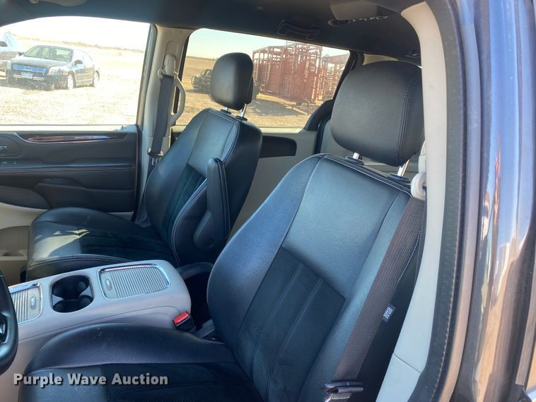 image for item DJ7586 2017 Dodge Grand Caravan  van