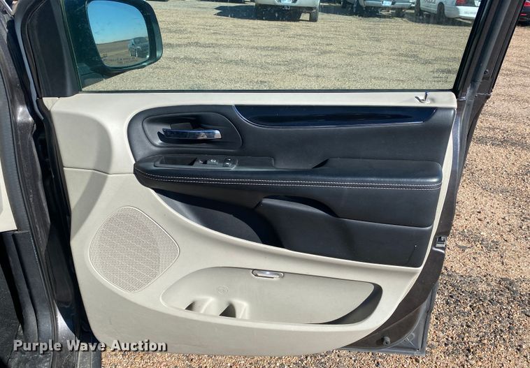 image for item DJ7586 2017 Dodge Grand Caravan  van