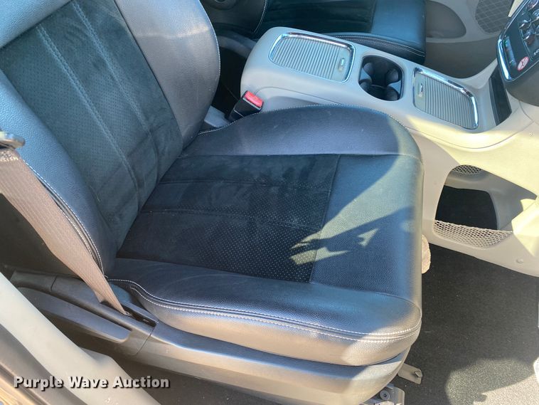 image for item DJ7586 2017 Dodge Grand Caravan  van