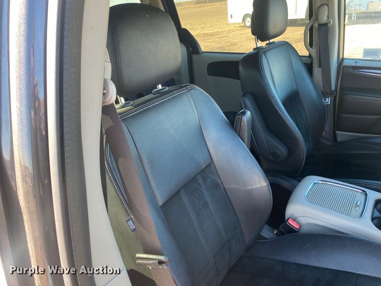 image for item DJ7586 2017 Dodge Grand Caravan  van