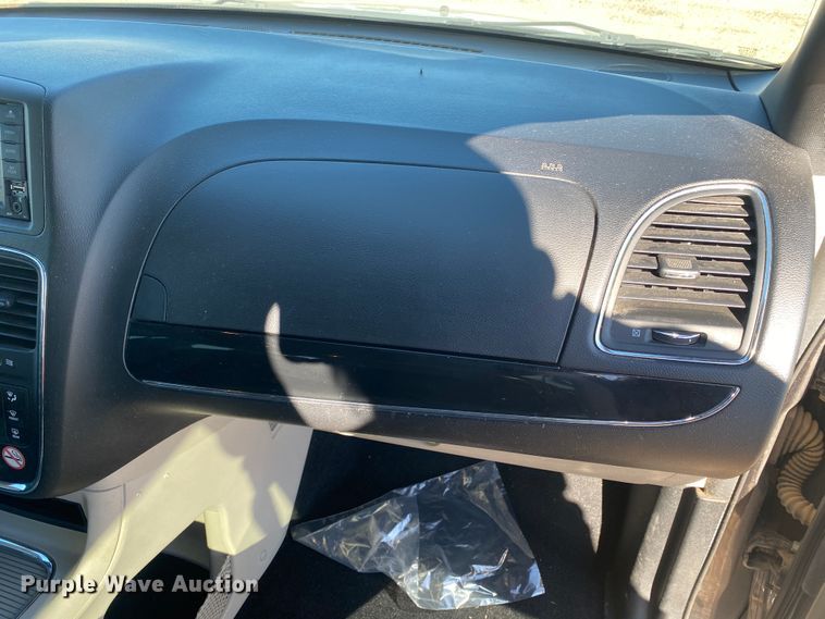 image for item DJ7586 2017 Dodge Grand Caravan  van