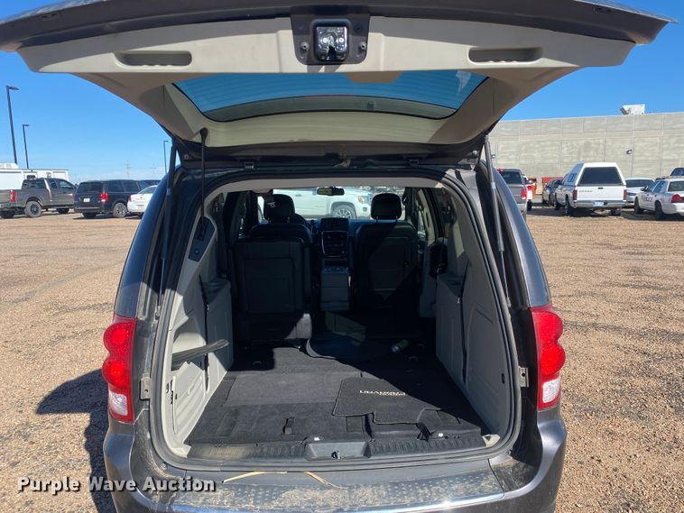 image for item DJ7586 2017 Dodge Grand Caravan  van