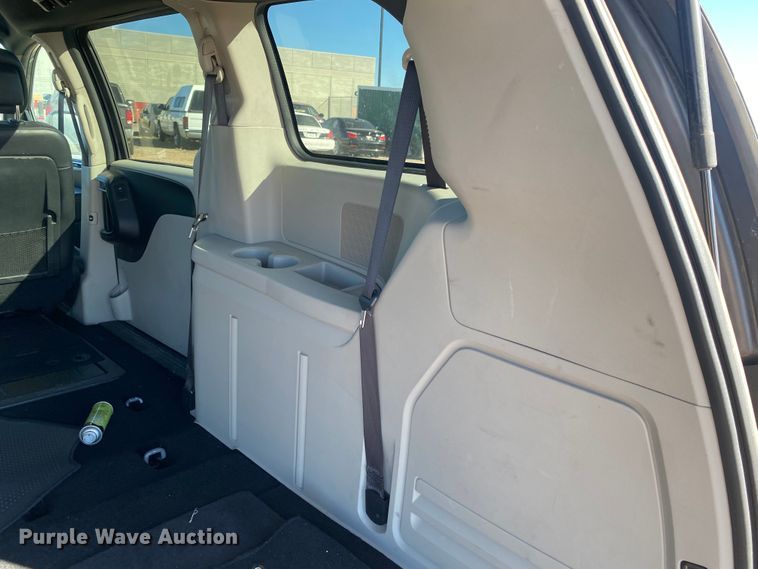 image for item DJ7586 2017 Dodge Grand Caravan  van