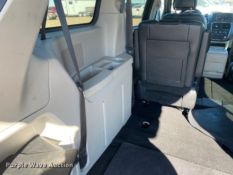 image for item DJ7586 2017 Dodge Grand Caravan  van