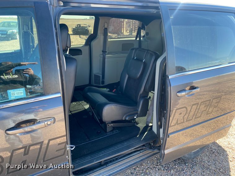 image for item DJ7586 2017 Dodge Grand Caravan  van