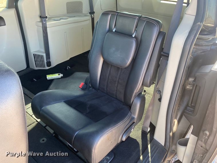 image for item DJ7586 2017 Dodge Grand Caravan  van