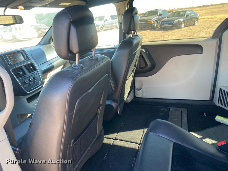image for item DJ7586 2017 Dodge Grand Caravan  van