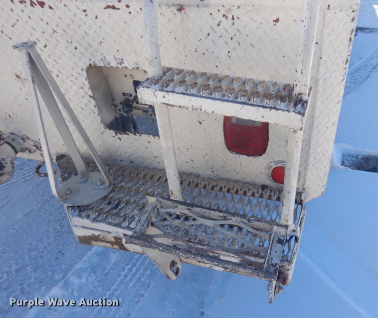 image for item DM5376 1994 Ford F700  bucket truck