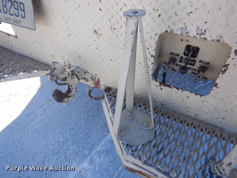 image for item DM5376 1994 Ford F700  bucket truck