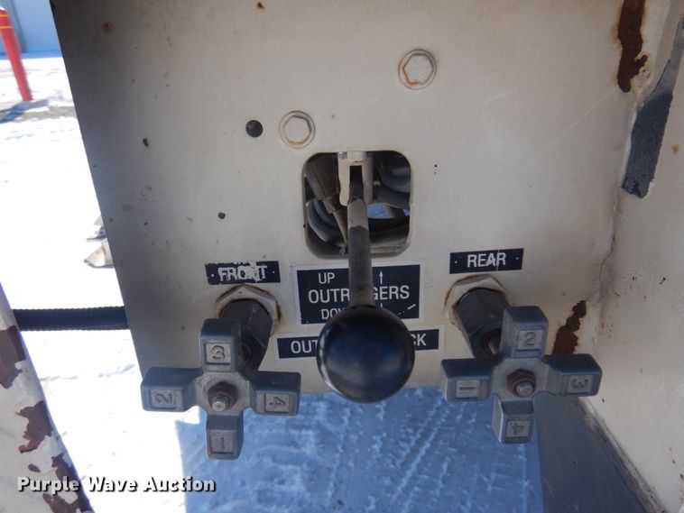 image for item DM5376 1994 Ford F700  bucket truck