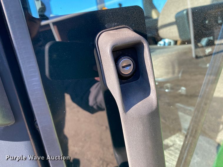 image for item DM8332 1993 John Deere 7800  MFWD tractor