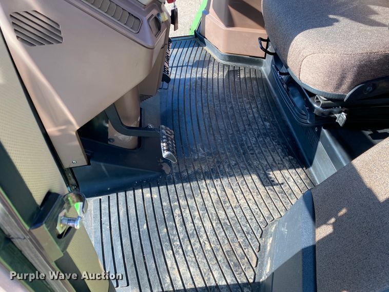 image for item DM8332 1993 John Deere 7800  MFWD tractor