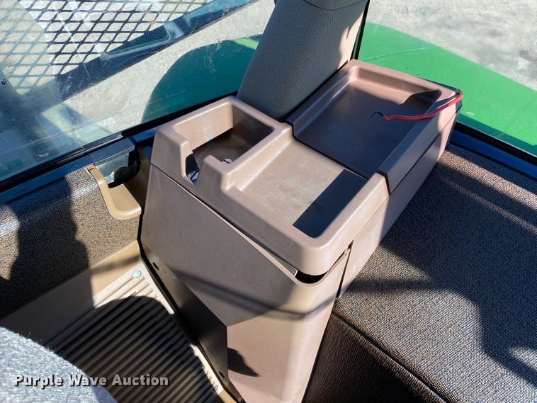 image for item DM8332 1993 John Deere 7800  MFWD tractor