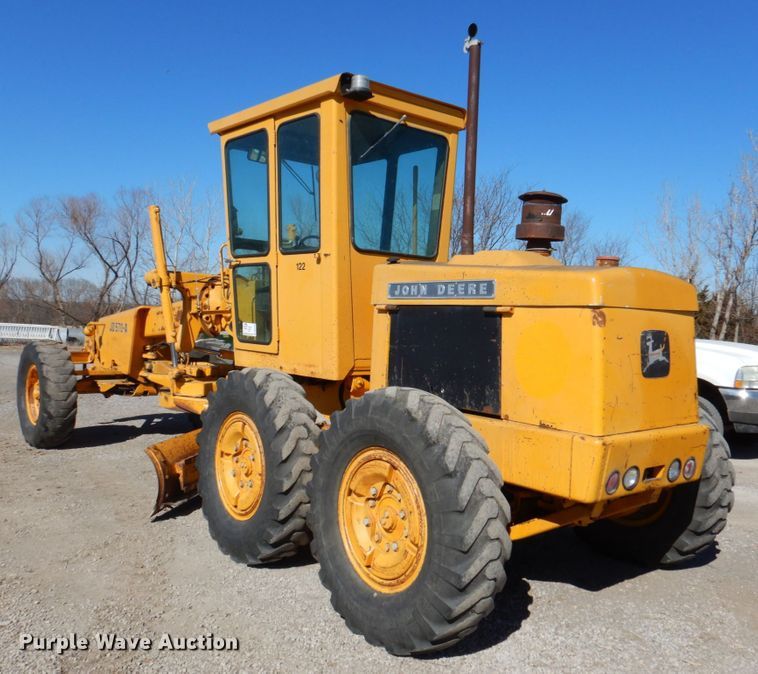 image for item DN1329 1981 John Deere 570A  motor grader