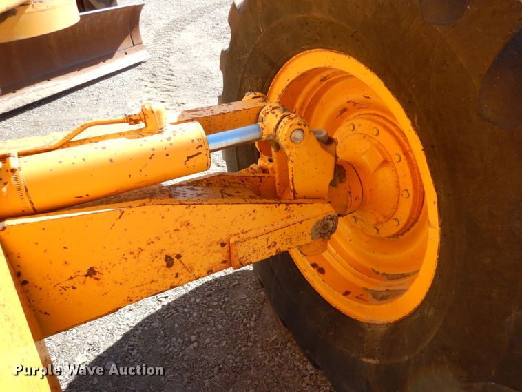 image for item DN1329 1981 John Deere 570A  motor grader