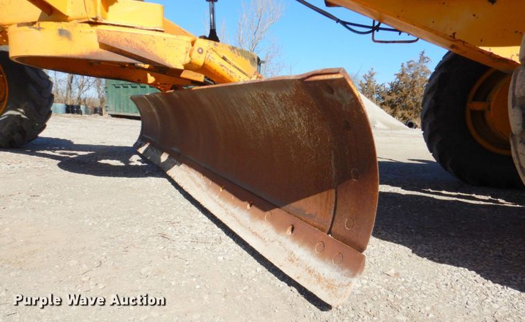 image for item DN1329 1981 John Deere 570A  motor grader