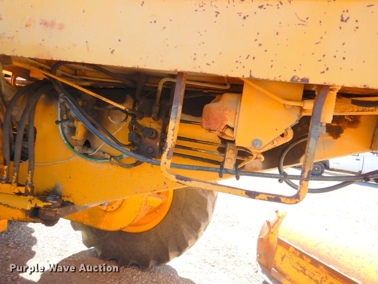 image for item DN1329 1981 John Deere 570A  motor grader