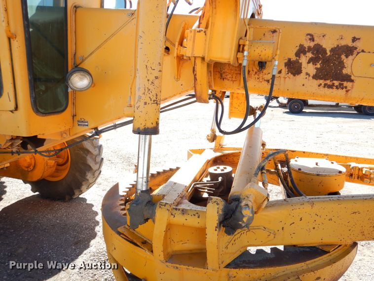 image for item DN1329 1981 John Deere 570A  motor grader