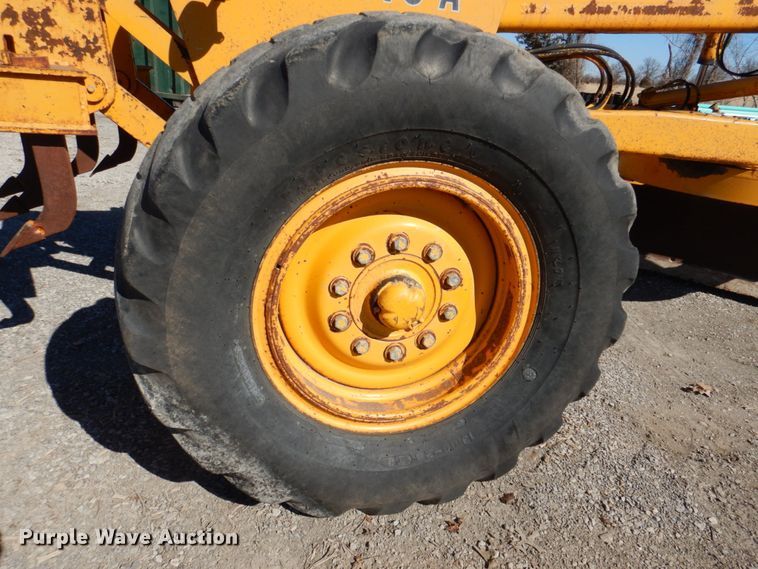 image for item DN1329 1981 John Deere 570A  motor grader