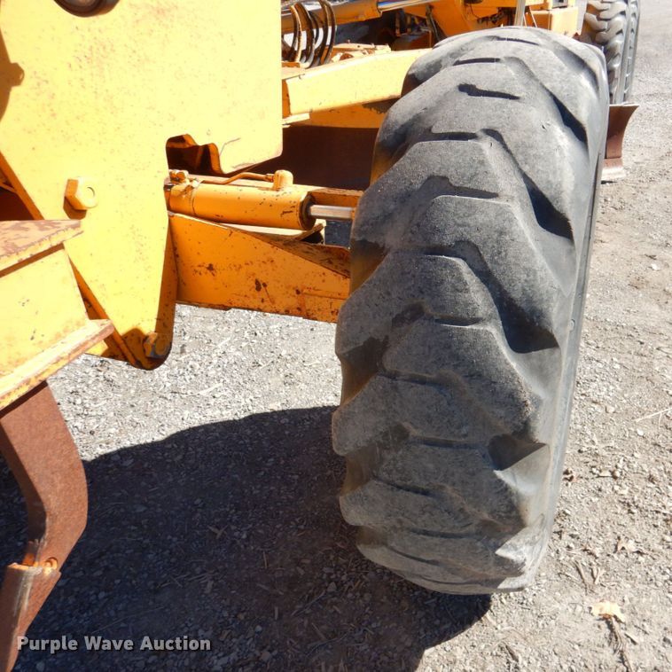 image for item DN1329 1981 John Deere 570A  motor grader