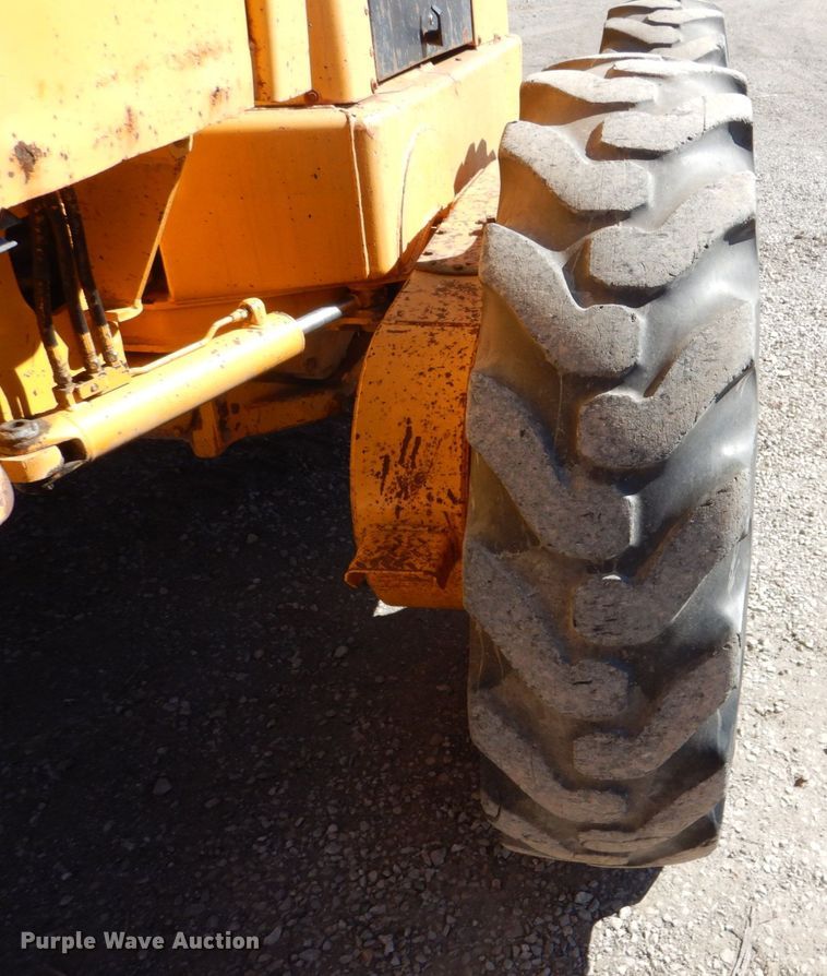 image for item DN1329 1981 John Deere 570A  motor grader