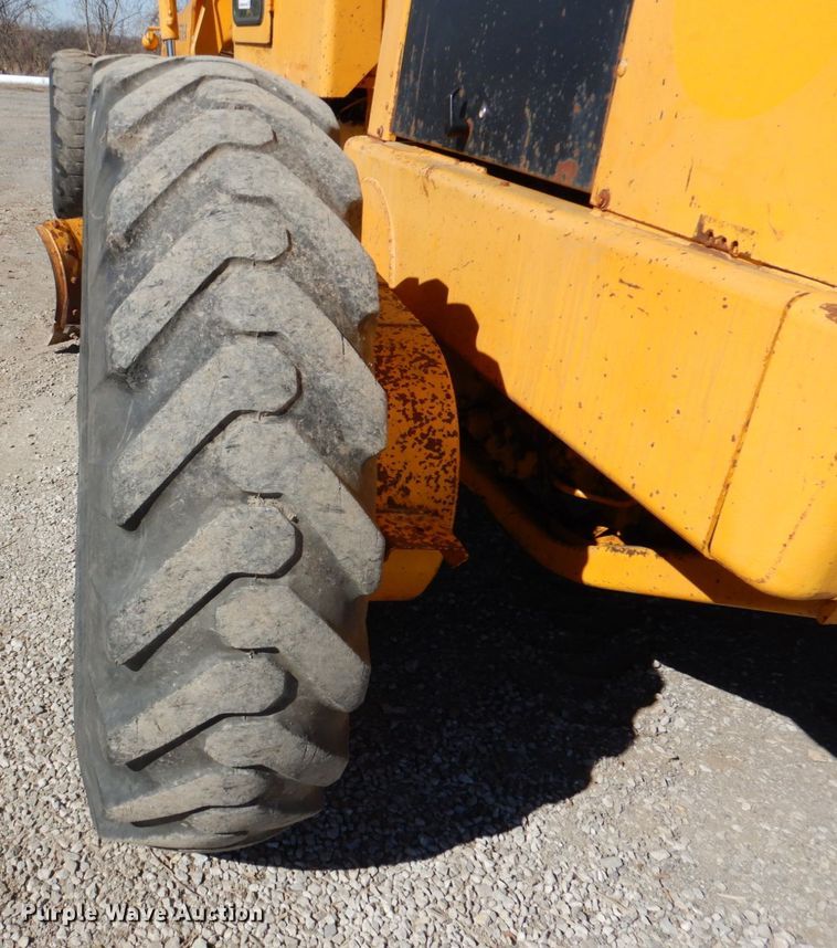 image for item DN1329 1981 John Deere 570A  motor grader