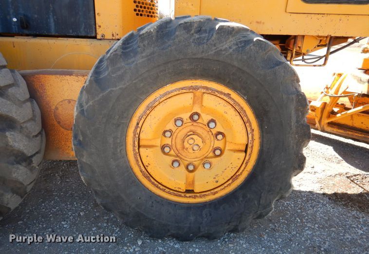 image for item DN1329 1981 John Deere 570A  motor grader