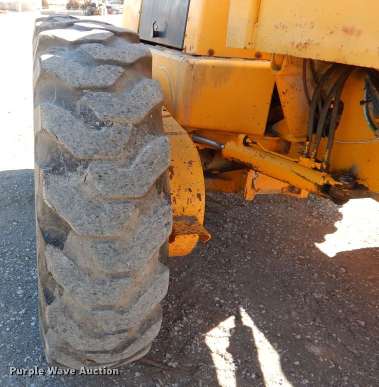 image for item DN1329 1981 John Deere 570A  motor grader