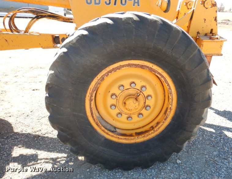 image for item DN1329 1981 John Deere 570A  motor grader